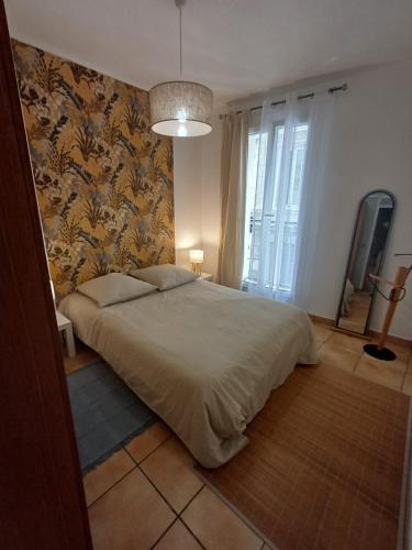- une chambre avec un lit et un mur recouvert de papier peint dans l'établissement Apt-rénové-chic-Préfecture-Cœur de Marseille, à Marseille