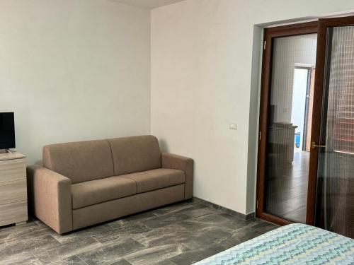a living room with a couch and a television at Casa Vacanze Cerreto 3 in Miglianico