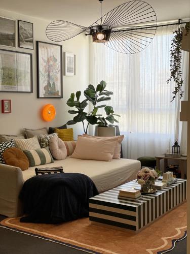Et opholdsområde på 2BR CBD sunlit residence - Bourke Street shops