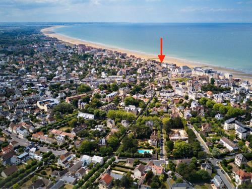 - une vue aérienne sur une ville et une plage avec une flèche rouge dans l'établissement Le Petit Shamrock - villa sur la plage, à Cabourg