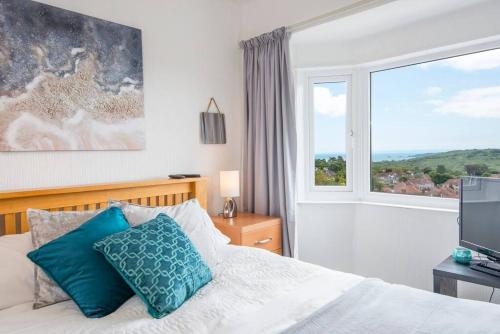Ένα ή περισσότερα κρεβάτια σε δωμάτιο στο 2BD Holiday Home Stunning views of the Sea & Gower