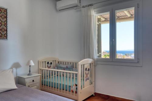 En eller flere senge i et værelse på Andrea's Tinos House