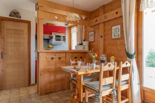 une cuisine avec une table et des chaises en bois dans l'établissement Chalet Rochebrune - Apartment La Turche, aux Gets