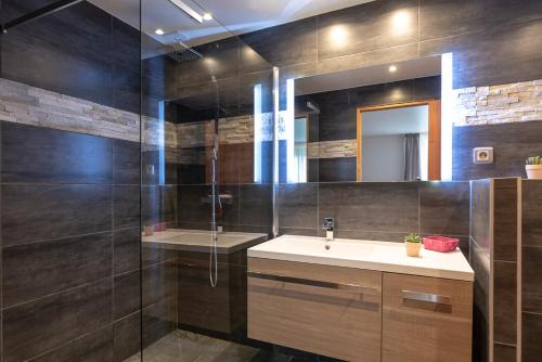 une salle de bain avec un lavabo et une douche dans l'établissement Chalet Rochebrune - Apartment La Turche, aux Gets
