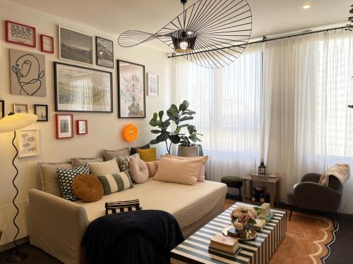 Et opholdsområde på 2BR CBD sunlit residence - Bourke Street shops