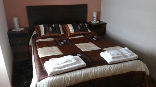 a bedroom with a bed with towels on it at Casas da Lagariça in Sortelha
