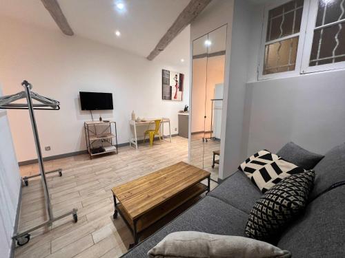 B032 Grand studio au marche Forville