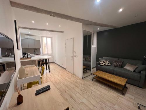 un salon avec un canapé et une table dans l'établissement B032 Grand studio au marche Forville, à Cannes
