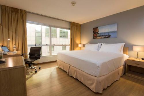 Ένα ή περισσότερα κρεβάτια σε δωμάτιο στο Holiday Inn Montevideo by IHG