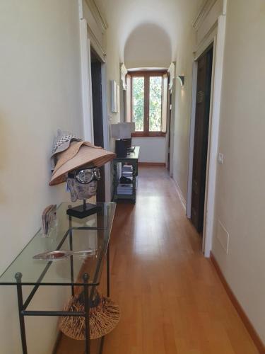 a hallway with a glass table in a room at Casa Pilato in Loreto Aprutino