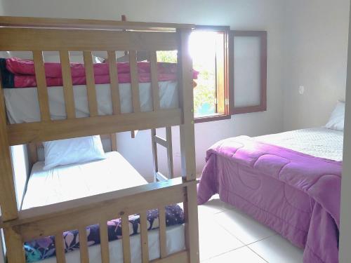 a bedroom with two bunk beds and a window at Temporada Belas Casas in São Pedro