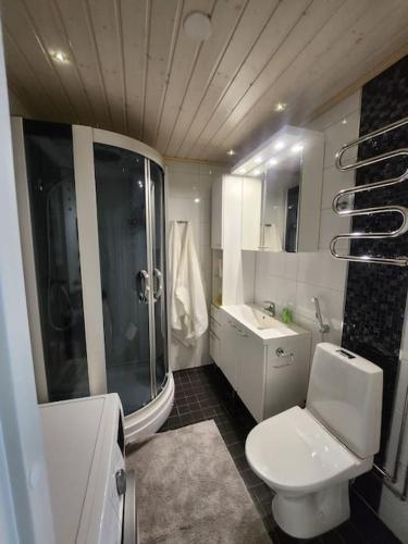 Bilik mandi di Cozy and Quiet 2-room aparment