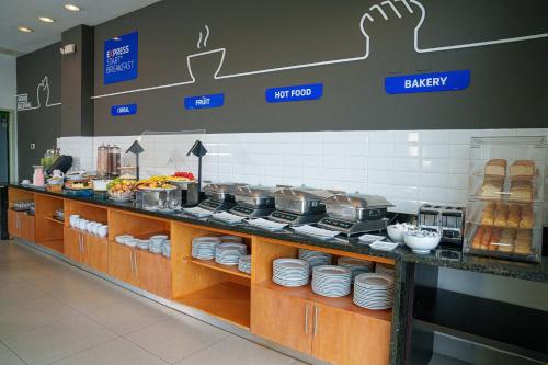 Holiday Inn Express Managua by IHG في ماناغوا: طابور بوفيه في مطعم اطباق وطعام