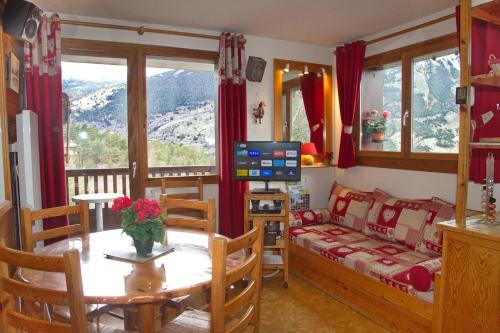 un salon avec un canapé et une table dans l'établissement Votre location 3 étoiles à La Norma - Savoie, à Villarodin-Bourget