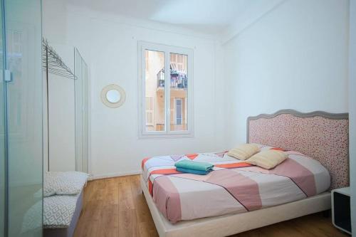 une chambre avec un lit et une fenêtre dans l'établissement Suite Chic & Cosy, Hyper Centre, Proximité Plage, NICE CENTRE, à Nice