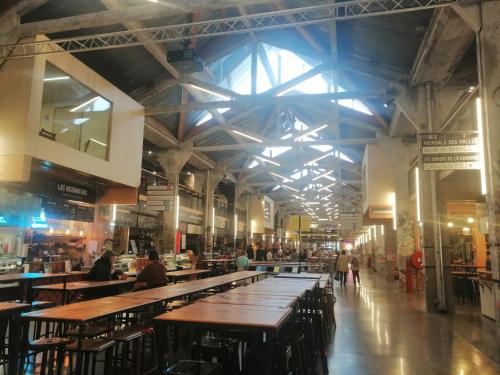 Restaurace v ubytování Les fontaines T4 Spacieux 3 chambres parking gratuit