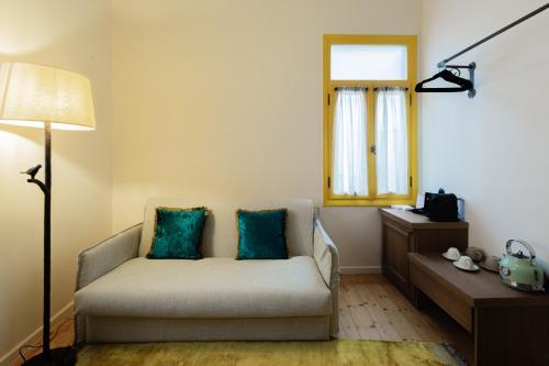 Un lugar para sentarse en Archo Nafplio Suites & Rooms