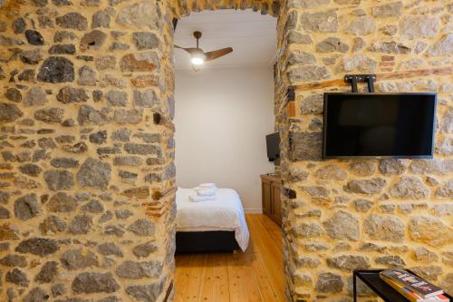 Una televisión o centro de entretenimiento en Archo Nafplio Suites & Rooms