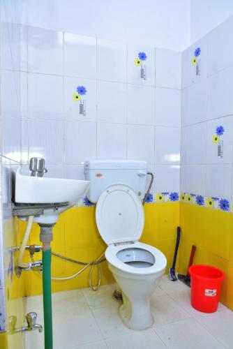 a bathroom with a toilet and a sink at Hotel Moon Light in Pushkar