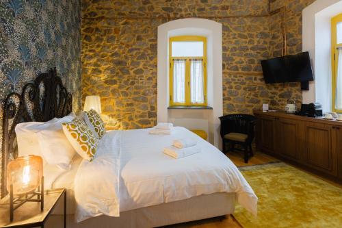 Una cama o camas en una habitación de Archo Nafplio Suites & Rooms