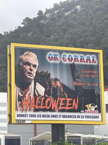 a billboard for a movie on the side of a building at A l'Orée des pins - Gite et spa de 30 m2- Home Cinéma et massage en sup in Cuges-les-Pins