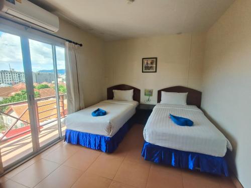 Postel nebo postele na pokoji v ubytování Bonanza Patong Hotel
