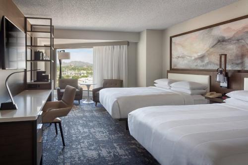 Postel nebo postele na pokoji v ubytování Marriott Phoenix Airport