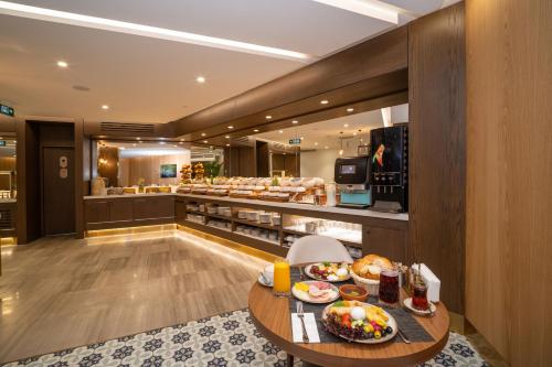 una hall con tavolo e cibo di Rayelin Hotel Old Town a Istanbul