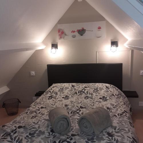 une chambre avec un lit avec deux oreillers dessus dans l'établissement Appartement à la campagne, à Noyal-Muzillac