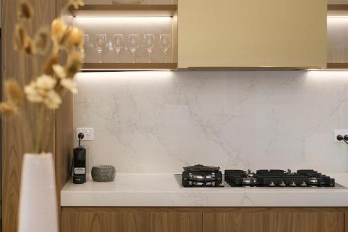 a kitchen with a stove and a counter top at Lux & New 5-BR Townhouse for family in Miranda