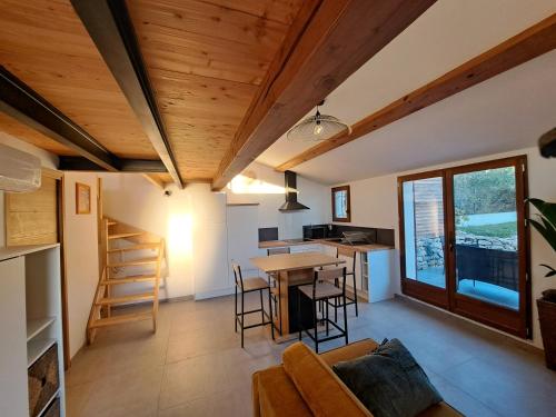 un salon avec un canapé et une table dans l'établissement Gîte Le Dodo, à Lançon-Provence