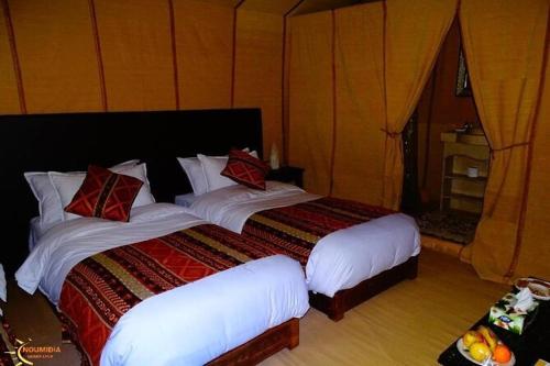 Cama o camas de una habitación en Harmony Merzouga Desert Camp