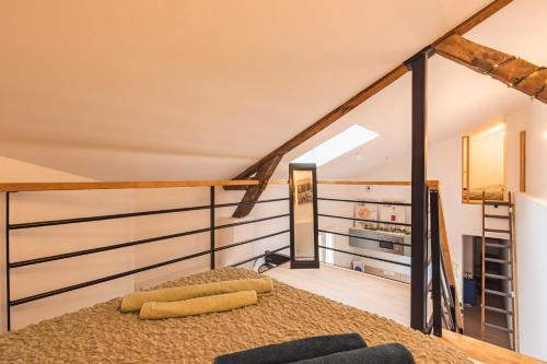 un aménagement de loft avec un lit dans une chambre dans l'établissement Loft type industriel, à Reims