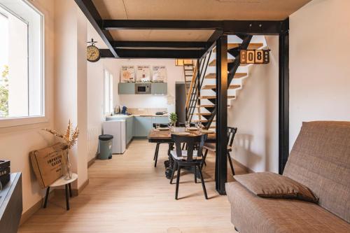 un salon avec un canapé et une salle à manger dans l'établissement Loft type industriel, à Reims