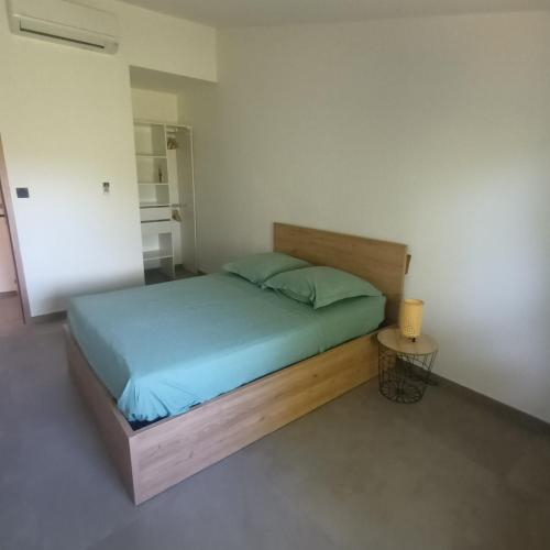 une chambre avec un lit et une table dedans dans l'établissement Loft du Bugey, à Loyettes