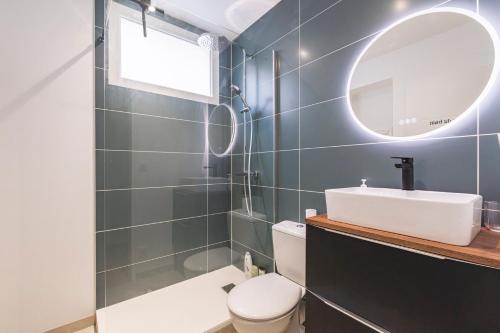 une salle de bain avec un lavabo, des toilettes et un miroir dans l'établissement Loft type industriel, à Reims