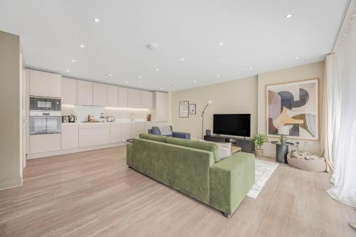Apartment by the beach in Rest Bay, Porthcawlにあるキッチンまたは簡易キッチン
