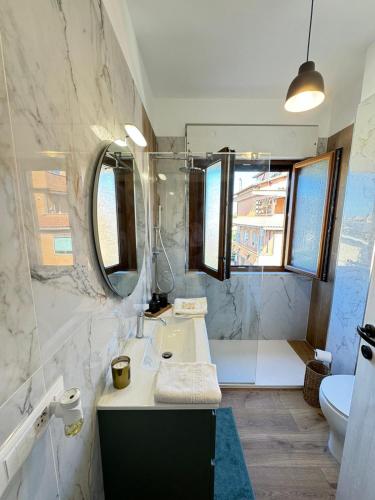a bathroom with a tub and a sink and a toilet at La Casa di Enea in Rome