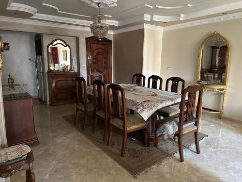 Un comedor con una mesa y algunas sillas. en Appartement, en El Mansurá