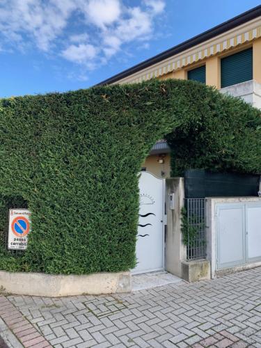 an ivy covered building with a white garage door at Casa Padova ERicc in Padova