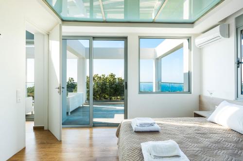 - une chambre avec un lit et un plafond en verre dans l'établissement Villa O2 With Private Heated Pool, à Gállos