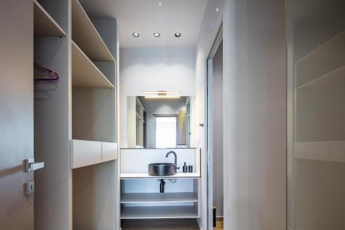 - une petite cuisine avec un évier et un miroir dans l'établissement Villa O2 With Private Heated Pool, à Gállos