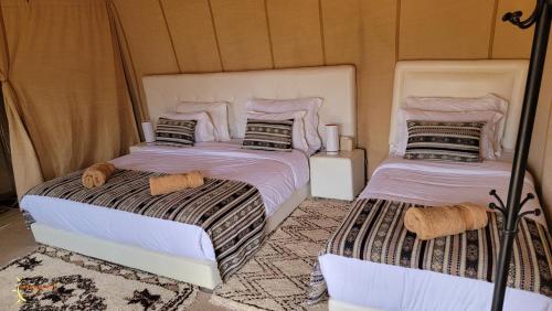 Katil atau katil-katil dalam bilik di Sahara Merzouga Camp