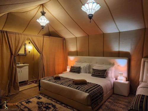 Katil atau katil-katil dalam bilik di Sahara Merzouga Camp