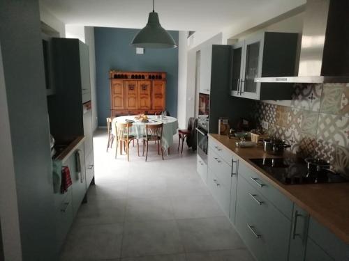 une cuisine avec une table et une salle à manger dans l'établissement Résidence familiale au calme adaptée PMR, à Meilhaud