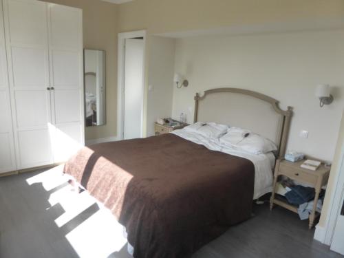 une chambre avec un grand lit et une commode dans l'établissement Très grande maison lumineuse, à Boulogne-sur-Mer