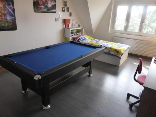 Cette chambre dispose d'un billard et d'un lit. dans l'établissement Très grande maison lumineuse, à Boulogne-sur-Mer