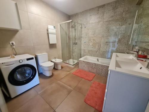 La salle de bains est pourvue d'un lave-linge, de toilettes et d'un lavabo. dans l'établissement Appartement avec terrasse, piscine et garage à 400m plage, à Antibes