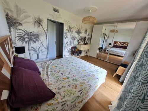 une chambre avec un grand lit et un miroir dans l'établissement Appartement avec terrasse, piscine et garage à 400m plage, à Antibes