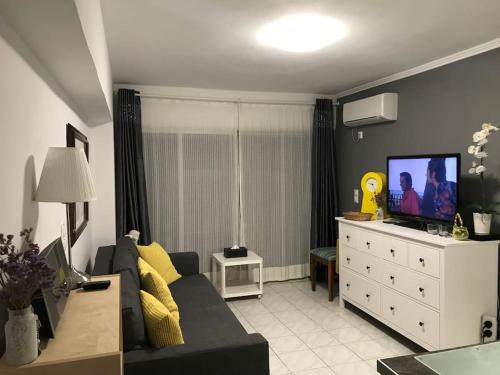 Μια τηλεόραση ή/και κέντρο ψυχαγωγίας στο Modern Studio - Terrace & Seaview - Close to Beach